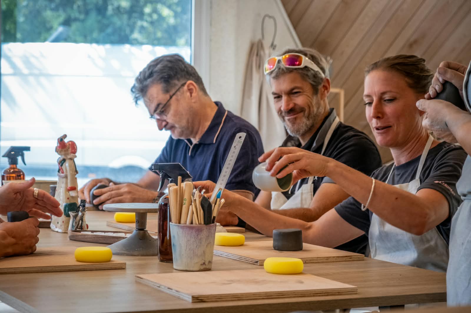 Atelier de groupe en Ariège - Modelage de céramique